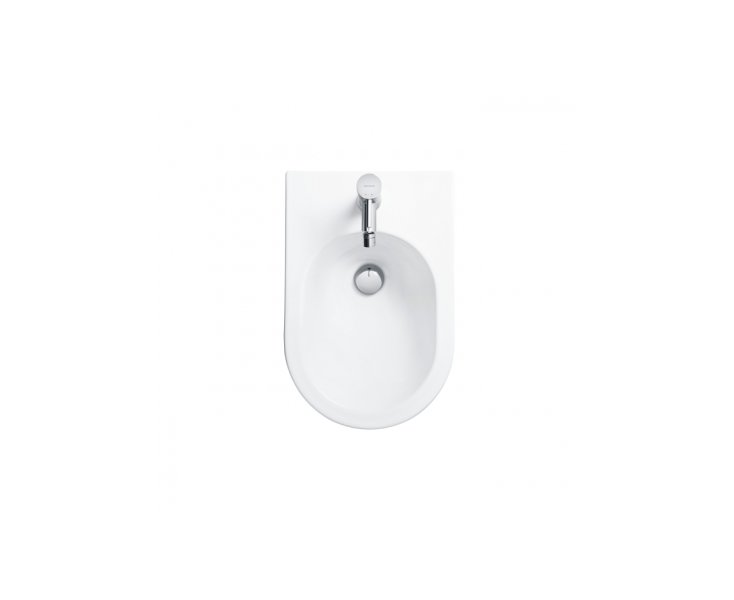 BIDE WINNER ADOSADO A PARED BLANCO